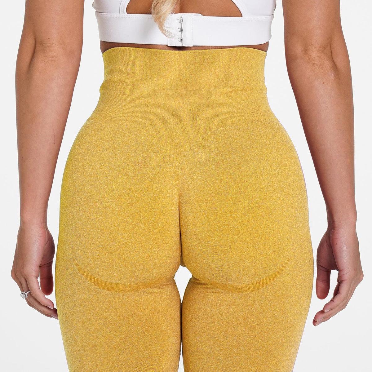 Hzori 2023 Trendy Fashion Trending Sports Fitness Yoga Pants Crescent Seamless Five-Point Tight Shorts for Women